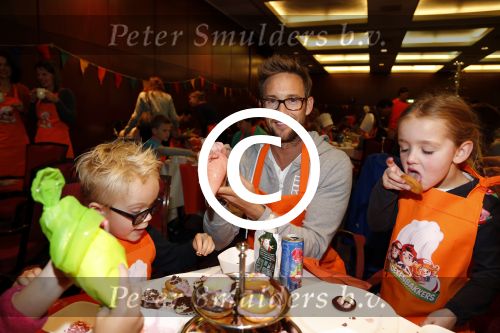Amsterdam 10 oktober 2012
Tanja Jess Charly Luske en zoon Bobby bakken taartjes voor Kika in het krasnapolsky.
Peter Smulders bv