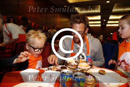 Amsterdam 10 oktober 2012
Tanja Jess Charly Luske en zoon Bobby bakken taartjes voor Kika in het krasnapolsky.
Peter Smulders bv