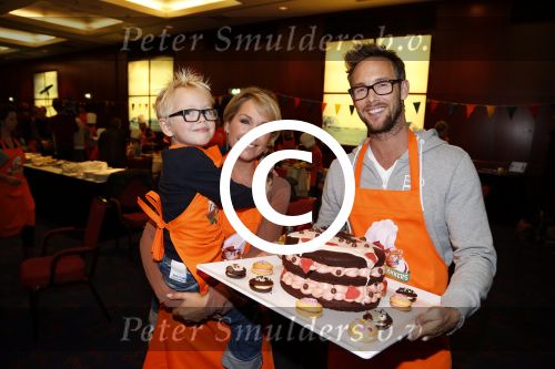 Amsterdam 10 oktober 2012
Tanja Jess Charly Luske en zoon Bobby bakken taartjes voor Kika in het krasnapolsky.
Peter Smulders bv
