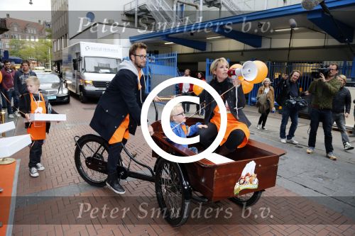 Amsterdam 10 oktober 2012
Tanja Jess Charly Luske en zoon Bobby bakken taartjes voor Kika in het krasnapolsky.
Peter Smulders bv