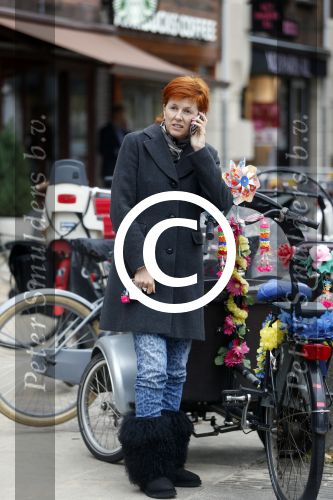 Amsterdam 14 september 2012
Chazia Mourali bellend op straat.
Peter Smulders bv