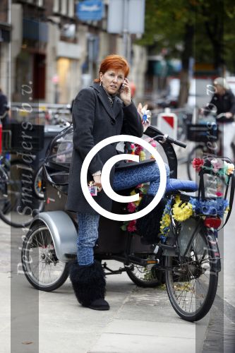 Amsterdam 14 september 2012
Chazia Mourali bellend op straat.
Peter Smulders bv