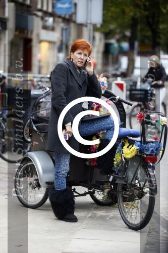 Amsterdam 14 september 2012
Chazia Mourali bellend op straat.
Peter Smulders bv