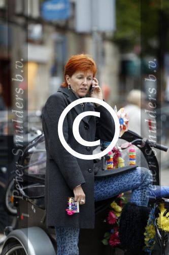 Amsterdam 14 september 2012
Chazia Mourali bellend op straat.
Peter Smulders bv