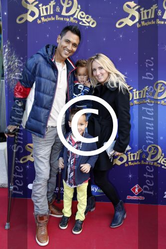 Amsterdam 7 oktober 2012
Premiere Sien en Diego de magische bron van Myra in Pathe Arena
met Jada Borsato Peter Faber en Hrold Verwoert ( coole piet Diego) in de hoofdrollen. danny Jonna Tey en Jazz de Boer
Peter Smulders bv