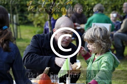 Almere 22 september 2012
Diederik Samsom en zijn vrouw en kinderen aan het IVN natuurontbijt in Almere Haven.
Peter Smulders bv