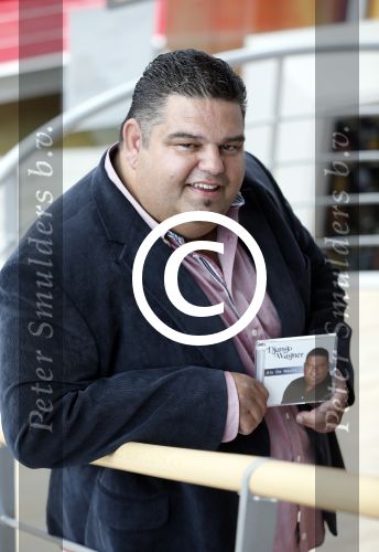 Hilversum 3 oktober 2012
Presentatie cd Django Wagner. Antje Monteiro reikt de eerst cd uit.
Peter Smulders bv