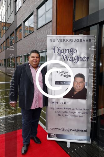Hilversum 3 oktober 2012
Presentatie cd Django Wagner. Antje Monteiro reikt de eerst cd uit.
Peter Smulders bv