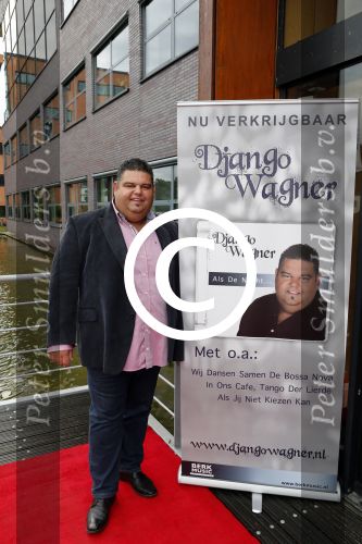 Hilversum 3 oktober 2012
Presentatie cd Django Wagner. Antje Monteiro reikt de eerst cd uit.
Peter Smulders bv