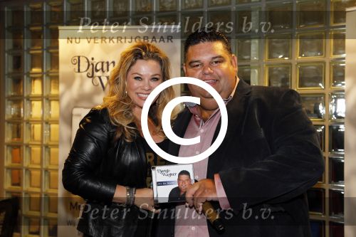 Hilversum 3 oktober 2012
Presentatie cd Django Wagner. Antje Monteiro reikt de eerst cd uit.
Peter Smulders bv