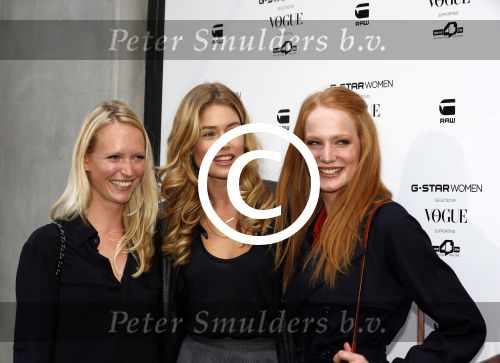 Amsterdam 4 oktober 2012
Doutzen Kroes opent de G Star woman winkel in Amsterdam. Doutzen Kroes met beste vriendinnen
Peter Smulders bv
