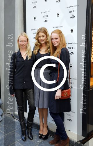 Amsterdam 4 oktober 2012
Doutzen Kroes opent de G Star woman winkel in Amsterdam. Doutzen Kroes met beste vriendinnen
Peter Smulders bv