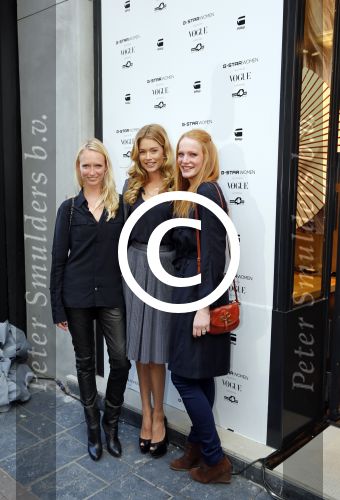 Amsterdam 4 oktober 2012
Doutzen Kroes opent de G Star woman winkel in Amsterdam. Doutzen Kroes met beste vriendinnen
Peter Smulders bv