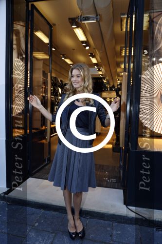 Amsterdam 4 oktober 2012
Doutzen Kroes opent de G Star woman winkel in Amsterdam.
Peter Smulders bv