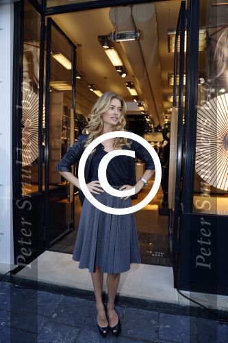 Amsterdam 4 oktober 2012
Doutzen Kroes opent de G Star woman winkel in Amsterdam.
Peter Smulders bv