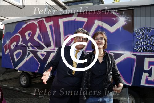 Amsterdam 2 oktober 2012
Emile Ratelband laat Ymke Wieringa en Britt Dekker over hete gloeiende kolen lopen.
Peter Smulders bv