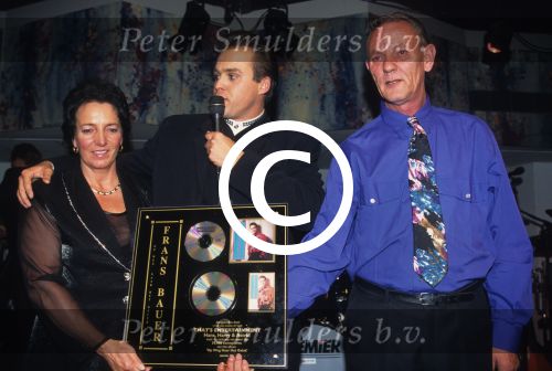 18 September 1996
Uitreiking Platina CD van Frans Bauer hier op de foto met zijn ouders en Mariska Bauer
Foto Peter Smulders BV