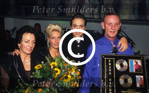 18 September 1996
Uitreiking Platina CD van Frans Bauer hier op de foto met zijn ouders en Mariska Bauer
Foto Peter Smulders BV