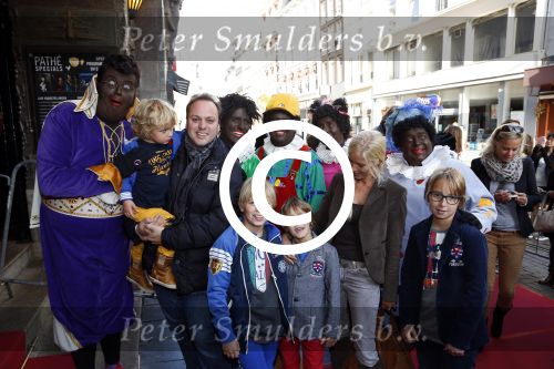 Amsterdam 20 september 2012
Premiere sinterklaas film in Tuschinski. Frans en Mariska Bauer met hun zoon Frans Christiaan Jan en Lucas
Peter Smulders bv