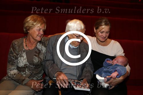 Hilversum 3 oktober 2012
Presentatie boek van nieuwslezers van de NOS bij beeld en geluid. Frits Thors met familie en achter kleinkind
Peter Smulders bv