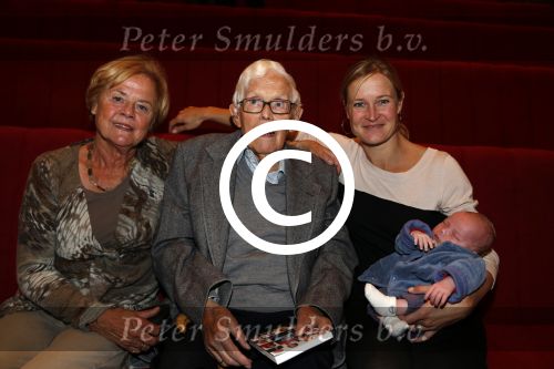 Hilversum 3 oktober 2012
Presentatie boek van nieuwslezers van de NOS bij beeld en geluid. Frits Thors met familie en achter kleinkind
Peter Smulders bv