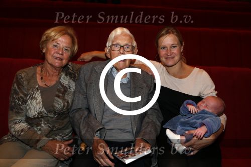 Hilversum 3 oktober 2012
Presentatie boek van nieuwslezers van de NOS bij beeld en geluid. Frits Thors met familie en achter kleinkind
Peter Smulders bv