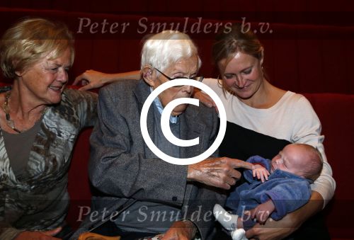 Hilversum 3 oktober 2012
Presentatie boek van nieuwslezers van de NOS bij beeld en geluid. Frits Thors met familie en achter kleinkind
Peter Smulders bv