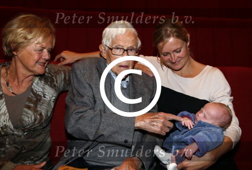 Hilversum 3 oktober 2012
Presentatie boek van nieuwslezers van de NOS bij beeld en geluid. Frits Thors met familie en achter kleinkind
Peter Smulders bv