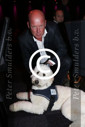 Hilversum 10 oktyober 2012
Gala voor stichting hulphond in studio 21. Frits Wester met vrouw en een puppy
Peter Smulders bv
