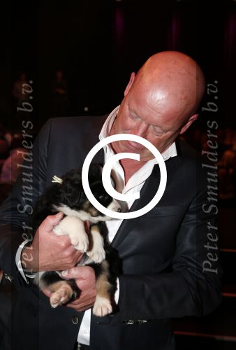 Hilversum 10 oktyober 2012
Gala voor stichting hulphond in studio 21. Frits Wester met vrouw en een puppy
Peter Smulders bv