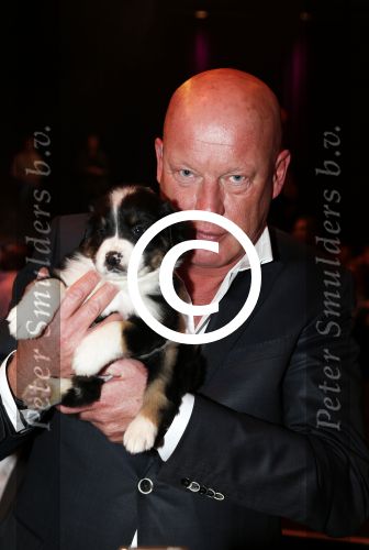 Hilversum 10 oktyober 2012
Gala voor stichting hulphond in studio 21. Frits Wester met vrouw en een puppy
Peter Smulders bv