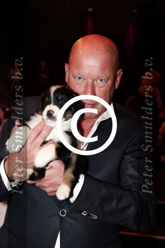 Hilversum 10 oktyober 2012
Gala voor stichting hulphond in studio 21. Frits Wester met vrouw en een puppy
Peter Smulders bv