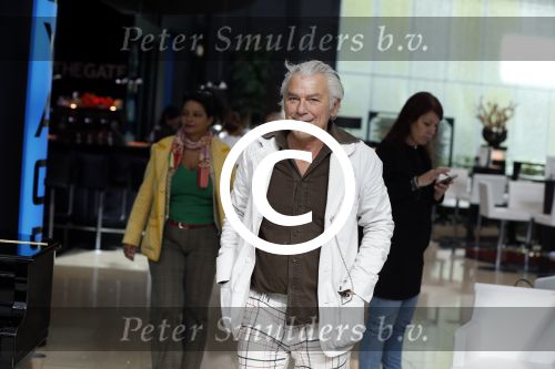Schiphol 18 september 2012
Vertrek deelnemers expositie Noordpool vanaf Schiphol. Charlie Dagelet wordt weg gebracht door haar vader Hans Dagelet en moeder Esther Apituley
Peter Smulders bv