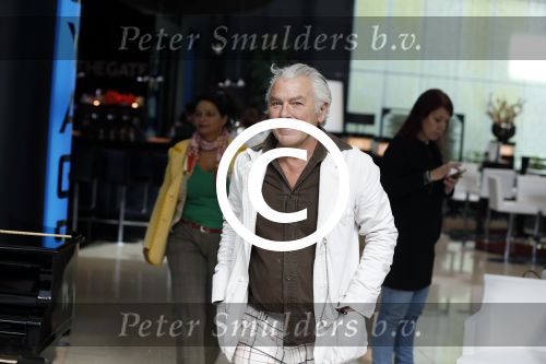 Schiphol 18 september 2012
Vertrek deelnemers expositie Noordpool vanaf Schiphol. Charlie Dagelet wordt weg gebracht door haar vader Hans Dagelet en moeder Esther Apituley
Peter Smulders bv