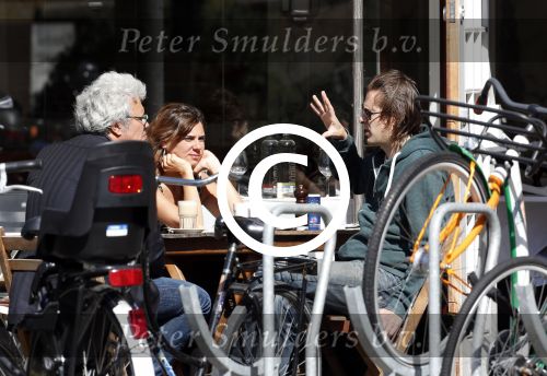 Amsterdam 7 september 2012
Hans Teeuwen met zijn vriendin Elke Verschoor en met Theodor Holman op terras.
Peter Smulders bv