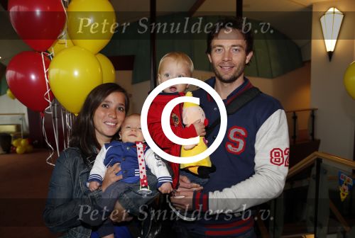 Hoorn 13 oktober 2012
Henry Schut met vriendin en kinderen bij premiere Bumba .
Peter Smulders bv