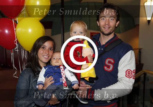 Hoorn 13 oktober 2012
Henry Schut met vriendin en kinderen bij premiere Bumba .
Peter Smulders bv