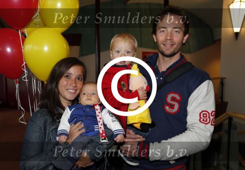 Hoorn 13 oktober 2012
Henry Schut met vriendin en kinderen bij premiere Bumba .
Peter Smulders bv