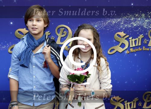 Amsterdam 7 oktober 2012
Premiere Sien en Diego de magische bron van Myra in Pathe Arena
met Jada Borsato Peter Faber en Harold Verwoert ( coole piet Diego) in de hoofdrollen. Marco leontine Luca Jada Senna Mary Borsato en Romy en Jacky Omtzigt . Jada Borsato met vriendje
Peter Smulders bv