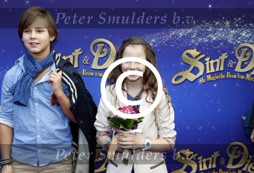 Amsterdam 7 oktober 2012
Premiere Sien en Diego de magische bron van Myra in Pathe Arena
met Jada Borsato Peter Faber en Harold Verwoert ( coole piet Diego) in de hoofdrollen. Marco leontine Luca Jada Senna Mary Borsato en Romy en Jacky Omtzigt . Jada Borsato met vriendje
Peter Smulders bv