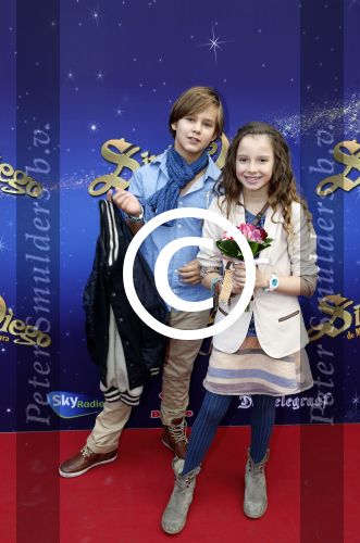 Amsterdam 7 oktober 2012
Premiere Sien en Diego de magische bron van Myra in Pathe Arena
met Jada Borsato Peter Faber en Harold Verwoert ( coole piet Diego) in de hoofdrollen. Marco leontine Luca Jada Senna Mary Borsato en Romy en Jacky Omtzigt . Jada Borsato met vriendje
Peter Smulders bv