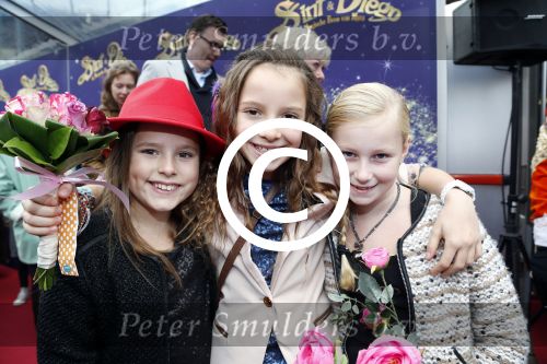 Amsterdam 7 oktober 2012
Premiere Sien en Diego de magische bron van Myra in Pathe Arena
met Jada Borsato Peter Faber en Harold Verwoert ( coole piet Diego) in de hoofdrollen. Marco leontine Luca Jada Senna Mary Borsato en Romy en Jacky Omtzigt . Jada met vriendinnen
Peter Smulders bv