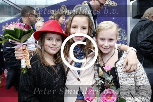 Amsterdam 7 oktober 2012
Premiere Sien en Diego de magische bron van Myra in Pathe Arena
met Jada Borsato Peter Faber en Harold Verwoert ( coole piet Diego) in de hoofdrollen. Marco leontine Luca Jada Senna Mary Borsato en Romy en Jacky Omtzigt . Jada met vriendinnen
Peter Smulders bv