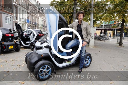 Amsterdam 1 oktober 2012
Das\'s moment bij dr Fish. De bekende mannen reden in een renault Twizy. Jan Joost v Gangelen
Peter Smulders bv