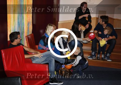 Hoorn 13 oktober 2012
Premiere Bumba in de schouwburg van Hoorn. jan en Lisa Smit met Fem en Emma en Nick Schilder met Kirsten en dochter
Peter Smulders bv