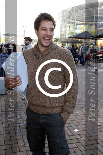 Amsterdam 7 oktober 2012
Premiere Sien en Diego de magische bron van Myra in Pathe Arena
met Jada Borsato Peter Faber en Hrold Verwoert ( coole piet Diego) in de hoofdrollen. KATHLEEN Aerts man
Peter Smulders bv