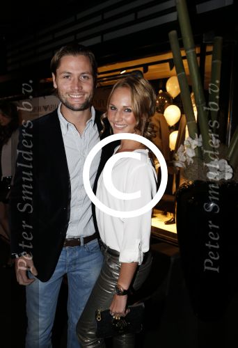Amsterdam 11 oktober 2012
15 jarig bestaan van de armani winkel op de pc hooftstraat. Kimberly Klaver met vriend
Peter Smulders bv