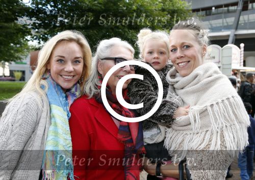 Amsterdam 7 oktober 2012
Premiere Sien en Diego de magische bron van Myra in Pathe Arena
met Jada Borsato Peter Faber en Hrold Verwoert ( coole piet Diego) in de hoofdrollen. Leontine Mourits met familie
Peter Smulders bv