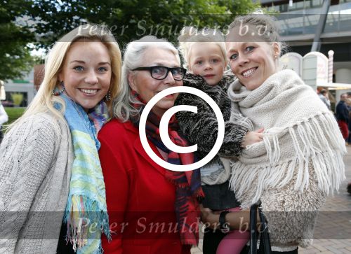Amsterdam 7 oktober 2012
Premiere Sien en Diego de magische bron van Myra in Pathe Arena
met Jada Borsato Peter Faber en Hrold Verwoert ( coole piet Diego) in de hoofdrollen. Leontine Mourits met familie
Peter Smulders bv