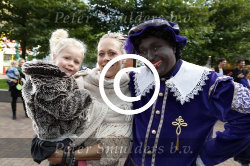 Amsterdam 7 oktober 2012
Premiere Sien en Diego de magische bron van Myra in Pathe Arena
met Jada Borsato Peter Faber en Hrold Verwoert ( coole piet Diego) in de hoofdrollen. Leontine Mourits met familie
Peter Smulders bv